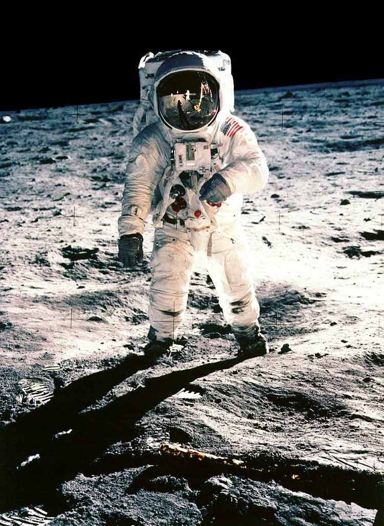 http://www.planet-techno-science.com/wp-content/upLoads/neil_armstrong.jpg