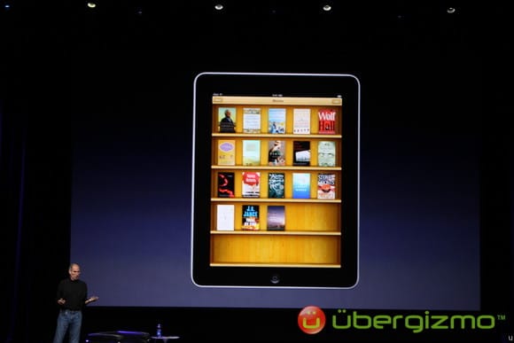 Steve jobs présente l'Ipad - crédit : Ubergizmo