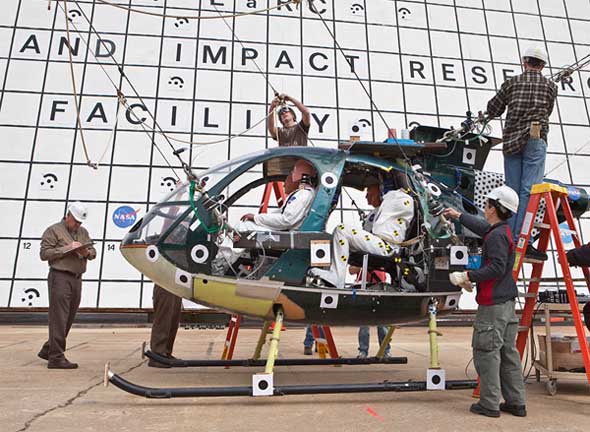 Le MD-500 avant le crash-test. Credit: NASA/Sean Smith