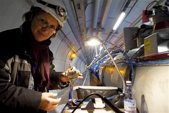 Dans le tunnel les équipes travaillent à améliorer la fiabilité électrique du système de protection des aimants. Image : CERN