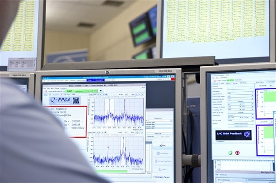 L'un des opérateurs du LHC au Centre de contrôle du CERN pendant la montée record en énergie de faisceau, le 19 mars. Photo: M. Brice / CERN.