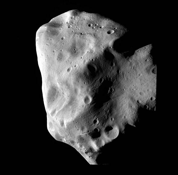 Image, publiée le 10 juillet 2010 de l'astéroïde Lutetia prise par la sonde Rosetta - credit: ESA