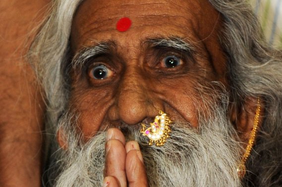 Le yogi à la longue barbe, Prahlad Jani, a tenu sans boire ni manger mais surtout sans uriner ni déféquer, pendant une période d'observation de deux semaines. Photo: AFP