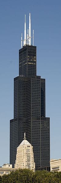 En 5ème position à Chicago (Etats-Unis) la Willis Tower comptant 442 m de hauteur de toit et atteignant meme 527,3 m grâce à ses antennes.