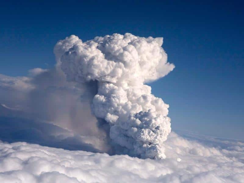 Le nuage de cendres projeté par le volcan d’Eyjafjallajokull limite la visibilité et risquerait d’endommager les réacteurs des avions. Les vols dans le nord de l’Europe ont été suspendus. Une centaine de cas d’avion rencontrant des cendres volcaniques ont été répertoriés entre 1983 et 2000. Dans certains cas, les moteurs des appareils se sont brièvement arrêtés, mais aucun accident mortel n'a été signalé. Credit: Reuters