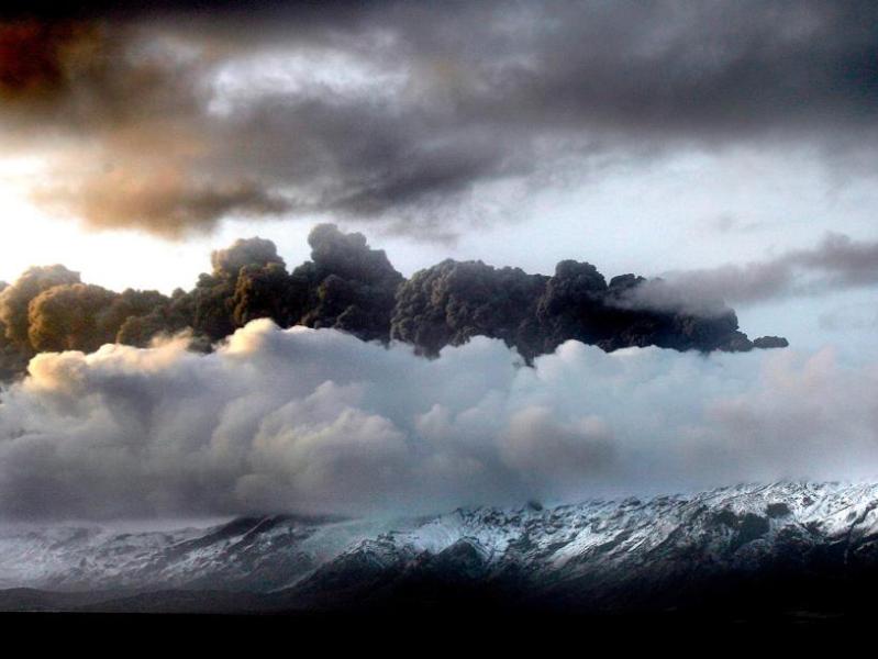 L'éruption volcanique en Islande ne représente "pas actuellement de risque significatif pour la santé du fait de la haute altitude et de la dispersion du nuage de cendres", a indiqué jeudi la Direction générale de la santé (DGS) à propos de la situation en France. Credit: AFP
