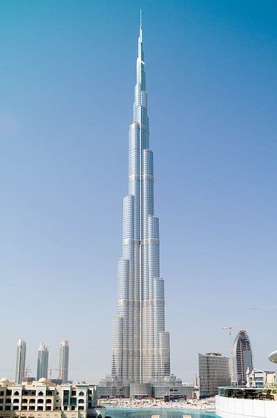 La Burj Khalifa Tower avec une hauteur maximale de 828 m se trouvant à Dubai