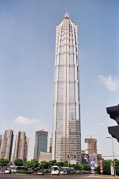 En position 6 la Jin Mao Tower à Shangai en Chine avec un total de 420.5 m comprenant l'antenne.