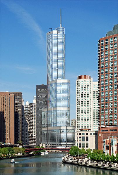 A la 8ème place avec ses 356.9 m et atteignant meme 423.4 m avec son antenne Le Trump International Hotel and Tower à Chicago.