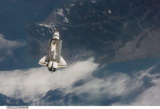 Endeavour en orbite autour de la Terre transportant dans sa soute le module Tranquility - crédit : NASA
