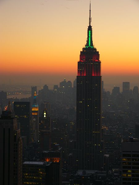 à la 11 ème place tout de meme avec 381 m sans antenne et 488,7 m en comptant celle-ci! (Empire State Building à New York)