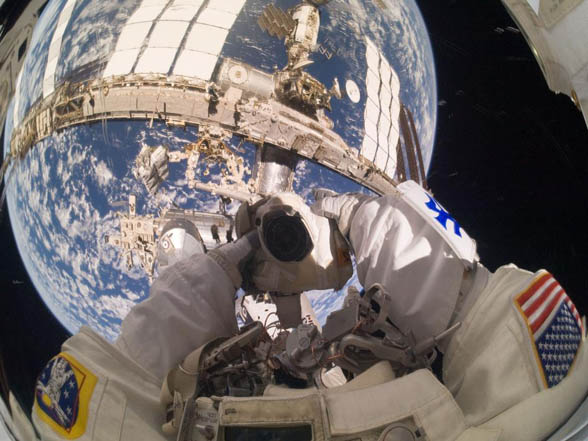 Autoportrait de Garrett Reisman offrant une vue originale sur l'ISS, pris pendant sa sortie dans l'espace le 17 mai. (AP/Nasa)