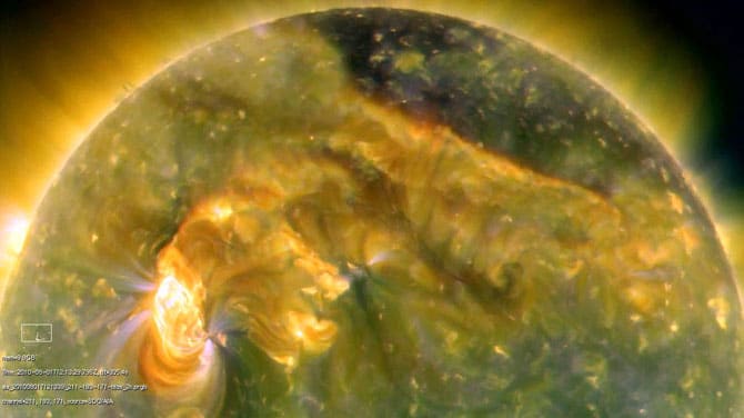 Cet instantané ultraviolet extrême de l'Observatoire Solar Dynamics montre l'hémisphère nord du soleil à la mi- éruption. Différentes couleurs dans l'image représentent les températures de gaz différentes allant de ~ 1 à 2 millions de degrés K. Crédit: NASA / OSS 