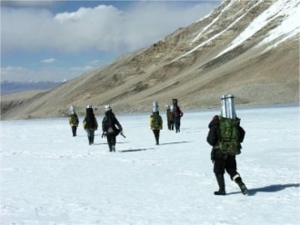 Des chercheurs explorent les glaciers de l'Himalaya pour mieux comprendre l'influence de la suie noire. Image Institute of Tibetan Plateau Research, Chinese Academy of Sciences 