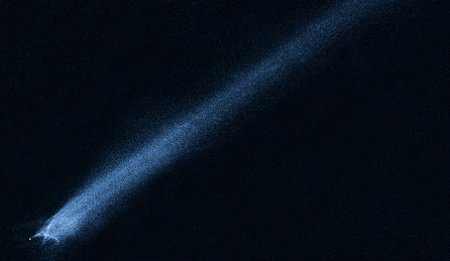 X formé par les débris à l'avant de cet étrange objet. (NASA, ESA, & D. Jewitt, UCLA)