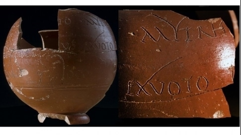 Dédicace au dieu Mithra découverte à Angers sur un vase produit à Lezoux au début du IIIe siècle. (Hervé Paitier/Inrap)