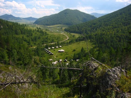 Vue plongeante sur le camp de fouilles à côté de la caverne de Denisova, en Sibérie - AFP