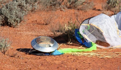Photo transmise le 14 juin 2010 montrant la capsule de la sonde spatiale japonaise Hayabusa, après son atterrissage dans le désert australien - (Jaxa). (c) Afp