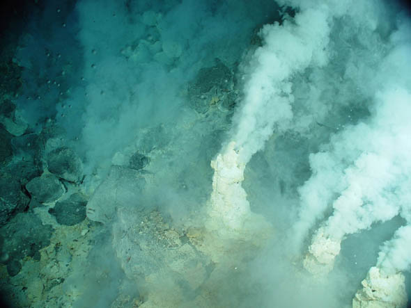 Source hydrothermale au fond de l'océan