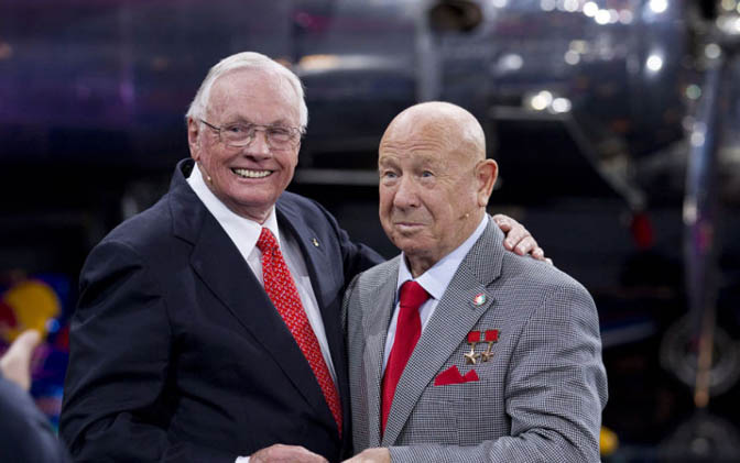 Neil Armstrong et Alexei Leonov - Credit: Servus TV