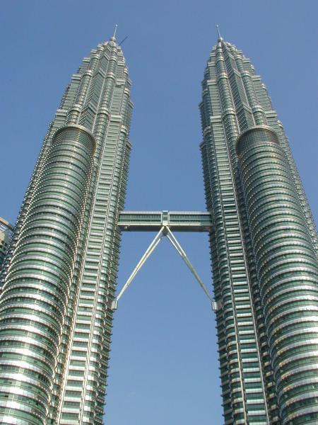 Viennent ensuite les Petronas Towers en Malaisie à 452 m chacune.