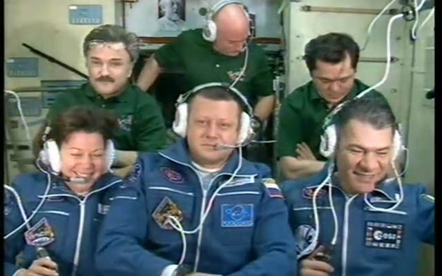 En-dessous : Paolo Nespoli, Dmitri Kondratiev et Catherine Coleman et au-dessus : Alexander Kaleri, Scott Kelly et Oleg Skripochka