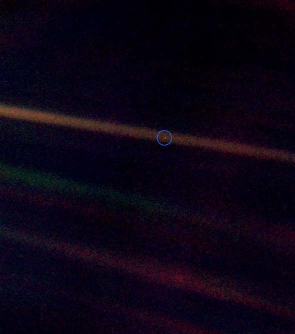 Un point bleu pâle, une photographie de la planète Terre prise par la sonde Voyager 1 le 14 février 1990