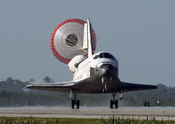 La navette Atlantis se pose après une dernière mission, le 26 mai 2010 — @REUTERS