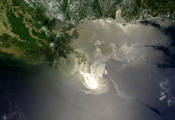 La nappe de pétrole dans le Golfe du Mexique, le 27 mai 2010 — credit: NASA'S EARTH OBSERVATORY/M.SCOTT