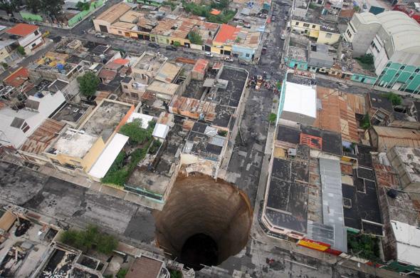 La tempête Agatha a ouvert un trou géant dans le sol de Guatemala City, le 31 mai 2010. — credit: Luis Echeverria/AP/SIPA