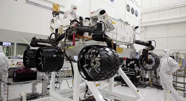 Assemblage du rover Curiosity par les ingénieurs de la NASA - Crédit: NASA / JPL- Caltech 