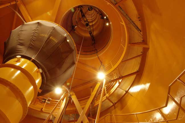 La catapulte lâchée dans un tube de 110 mètres de long, à l'intérieur de la tour de l'Université de Brême. (Crédit photos: ZARM/Center of Applied Space Technology and Microgravity)
