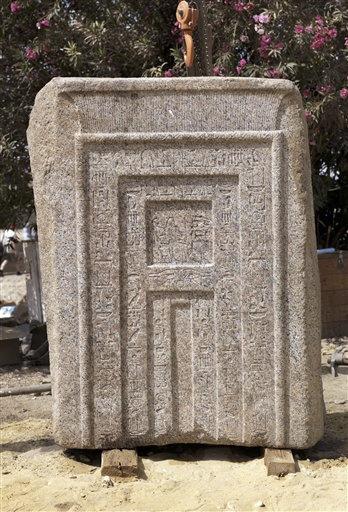 Cette fausse porte, considérée par les anciens Egyptiens comme le point de passage vers l'au-delà, a été exhumée près du temple de Karnak - credit: AP