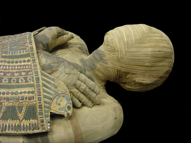 Momie d'homme avec bandelettes de lin et cartonnage, datée de l'Époque ptolémaïque (vers 332-30 av. J.-C.). L. : 1,66 m. @Musée du Louvre.