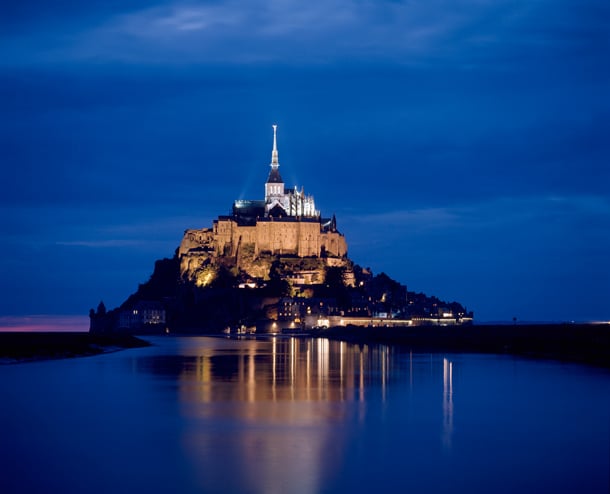 Le Mont-Saint-Michel de nuit, classé au Patrimoine Mondial de l'Unesco depuis 1979 © Centre-des-Monuments-Nationaux-P.-BERTHE 