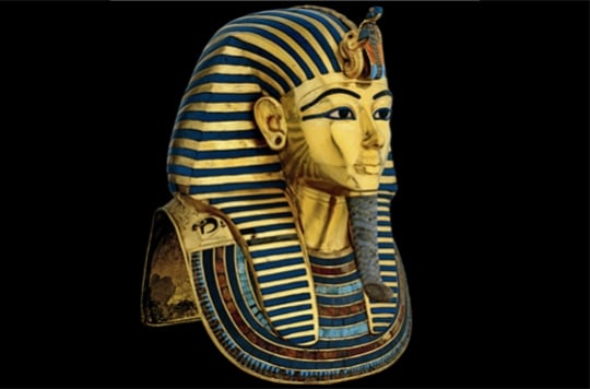 Le masque en or de Toutankhamon enveloppe ses épaules d'un large plastron de lapis-lazuli, de quartz, de feldspath vert, qui se termine par deux têtes de faucon (Musée égyptien du Caire). © Araldo de Luco/Archivio White Star 