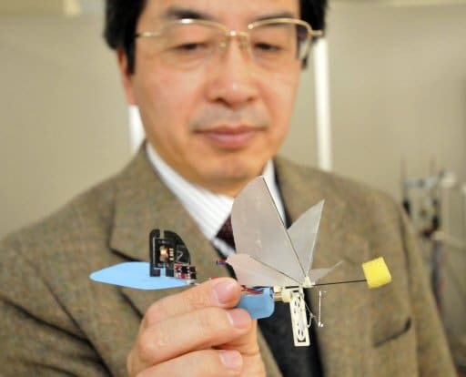 Le chercheur japonais Hiroshi Liu présente son robot "oiseau-mouche", le 28 décembre 2009 à Tokyo.