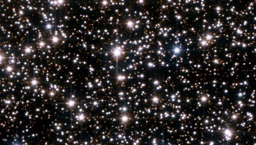 Photo prise par le téléscope spatiale Hubble diffusée le 04 octobre 2006 par l’Agence spatiale européenne Au moment où l’homme fait peser la menace d’une nouvelle extinction massive sur Terre, des efforts croissants sont faits pour trouver la vie ailleurs: 415 planètes tournant autour d’autres étoiles que le Soleil ont été découvertes en l’espace de quatorze ans, dont 85 en 2009, selon le dernier bilan. AFP - 