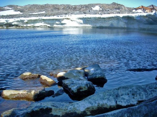 Photo duffusée par la fondation Huts Mawsons le 3 janvier des lieux de la découverte d'un avion bloqué dans les glaces de l'Antarctique depuis 1911.
