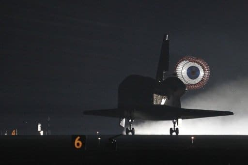 La navette spatiale Endeavour a atterri au Centre spatial Kennedy, à Cap Canaveral, le 21 février 2010 en Floride