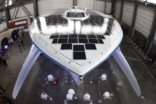 Le plus grand bateau solaire au monde, le "PlanerSolar", est présenté le 25 février 2010 à Kiel en Allemagne. Crédit : Planet-Solar.