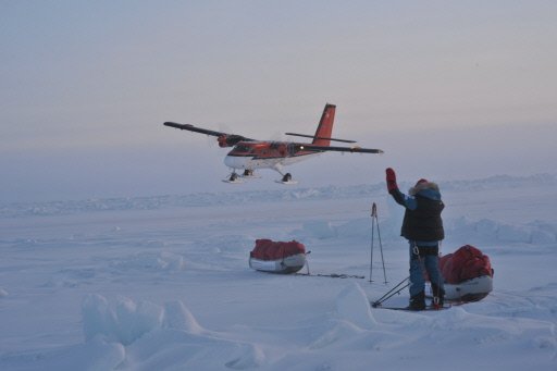 Charlie Paton dit au revoir au pilote du Twin Otter qui l'a déposé avec deux autres explorateurs sur la banquise dans le Grand nord canadien, le 14 mars 2010 - image: AFP