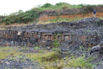 Site fossilifère gabonais près de Franceville, où ont été découverts dans des sédiments vieux de 2,1 milliards d'années, des macrofossiles centimétriques. © CNRS Photothèque/F. Ossa Ossa