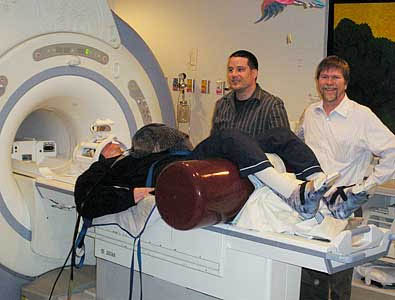 Trevor Greene subit une scintigraphie du cerveau, avec Ryan D’Arcy et Stephen Lindsay à ses côtés.