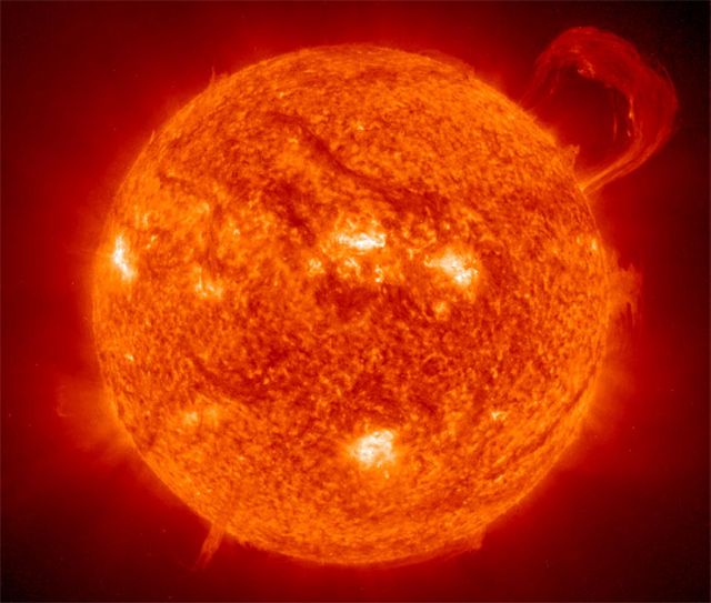 La chromosphère du Soleil, photographié par la sonde Soho, avec en haut à droite des protubérances. Credit: ESA/NASA