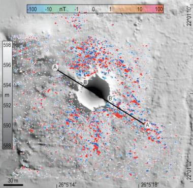 le modèle numérique de terrain du cratère Kamil avec les points de collectes des météorites de plus de 10 grammes. - Credit: Luigi Folco, Science Express, doi:10.1126/science.1190990.