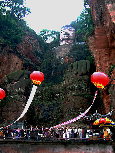 Le Grand Bouddha de Leshan est une statue monumentale taillée dans la falaise du mont Lingyun